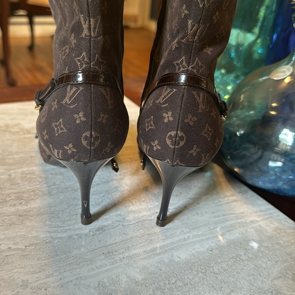 Authentic Louis Vuitton Monogram Ankle Boots w Buckles - Picture 4 of 6